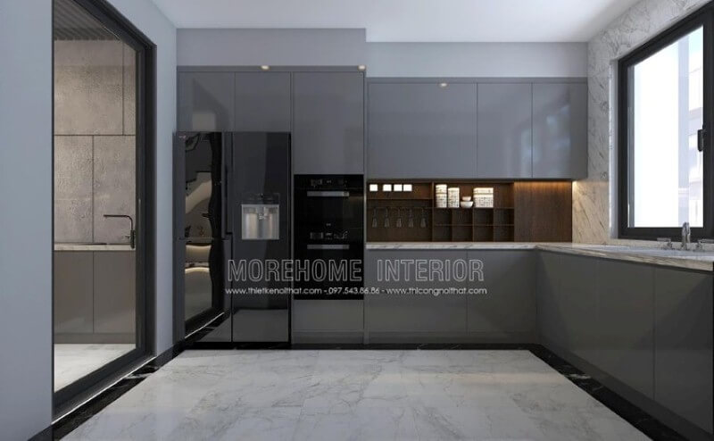 Thiết kế phòng bếp ngoài sử dụng tủ bếp gỗ công nghiệp, phần mảng tường bạn có thể bố trí thêm kệ trang trí để có thể lưu trữ nhanh gọn các vật dụng cần thiết như ly, chén bát,.. thiết kế biệt thự